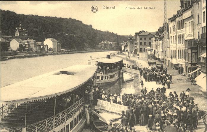 Dinant Wallonie Arrivee des bateaux