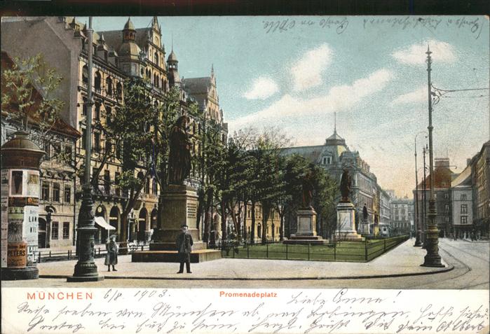 Muenchen Bayern Promenadeplatz Denkmal Menschen