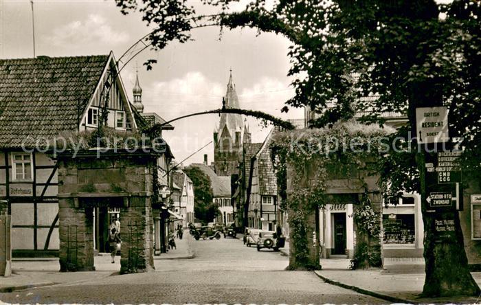 Soest DE NRW Am Jakobitor Baum mit Schildern der Briten u. Hollaender