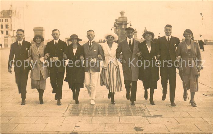 BORKUM Nordseebad Niedersachsen Gruppenfoto Maenner und Frauen
