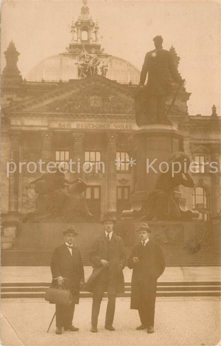 BERLIN  CITY Vor dem Bismarck-Denkmal am Reichstag