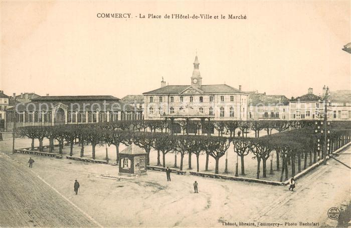 Commercy 55 Meuse La Place de l’Hotel de Ville et le Marche