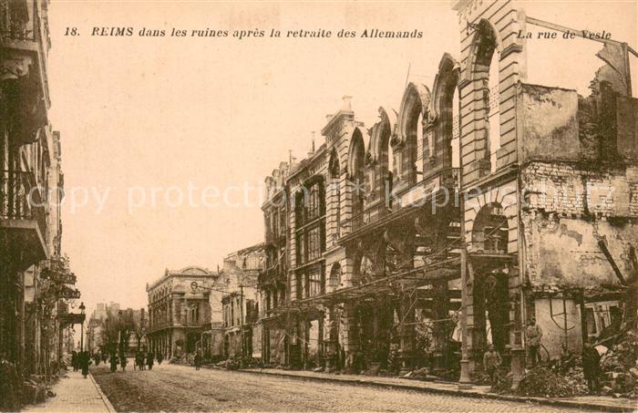 Reims 51 dans les ruines apres la retraite des Allemands