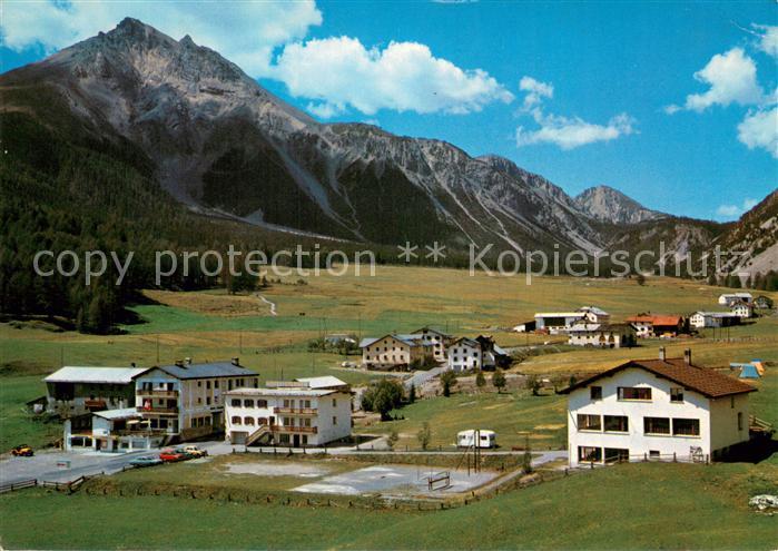 Tschierv Tschierf GR mit Piz d’Aint und Ofenpass Hotel Sternen Schulhaus und Cam