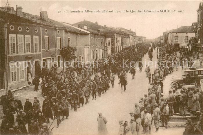 Souilly 55 Prisonniers Allemands devant le Quartier General