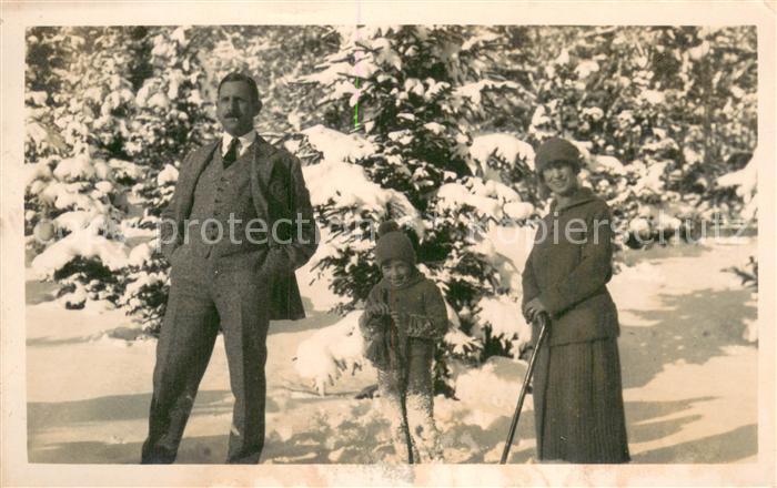 Davos GR Familie mit Kind im Schnee