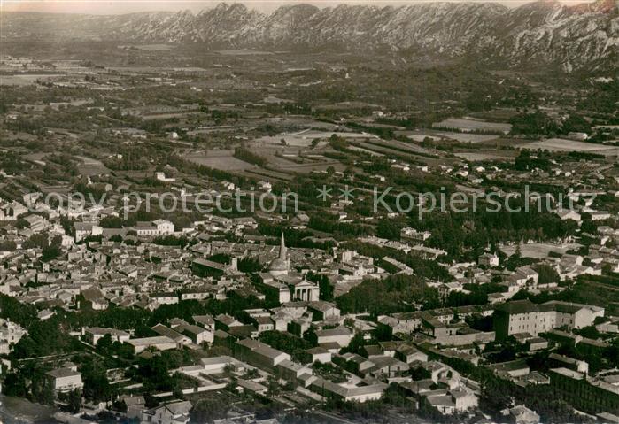 Saint-Remy-de-Provence et la Chaîne des Alpilles vue aérienne