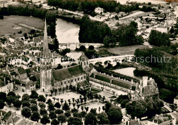 Saint-Savin-sur-Gartempe Eglise romane du XIe siècle et sa flèche vue aérienne
