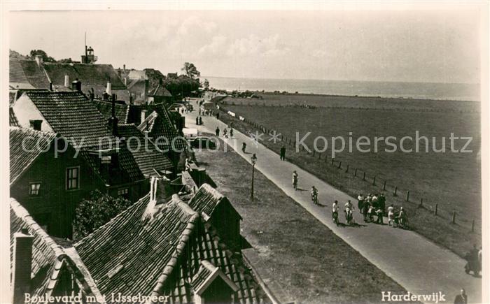 Harderwijk NL Boulevard met IJsselmeer