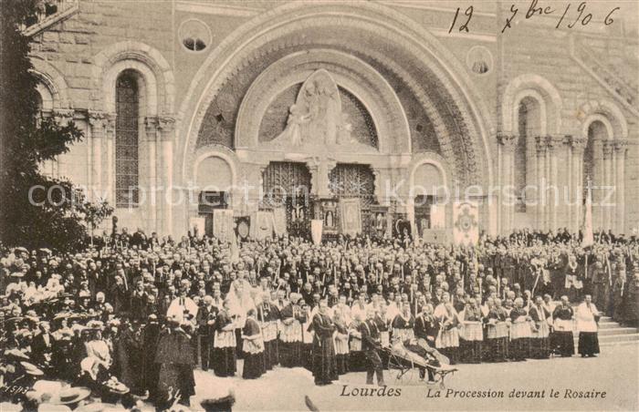 Lourdes 65 La Procession devant le Rosaire