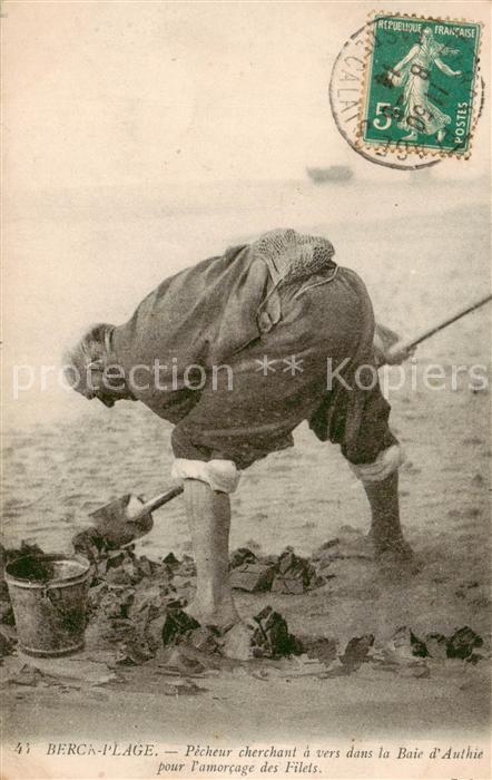 Berck-Plage 62 Pecheur cherchant a vers dans la Baie d