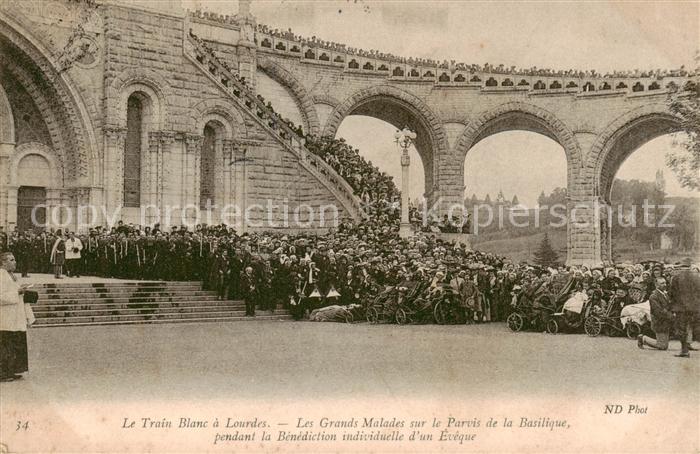 Lourdes 65 Le Train Blanc a Lourdes Les Grands Malades sur le Parvis de la Basil