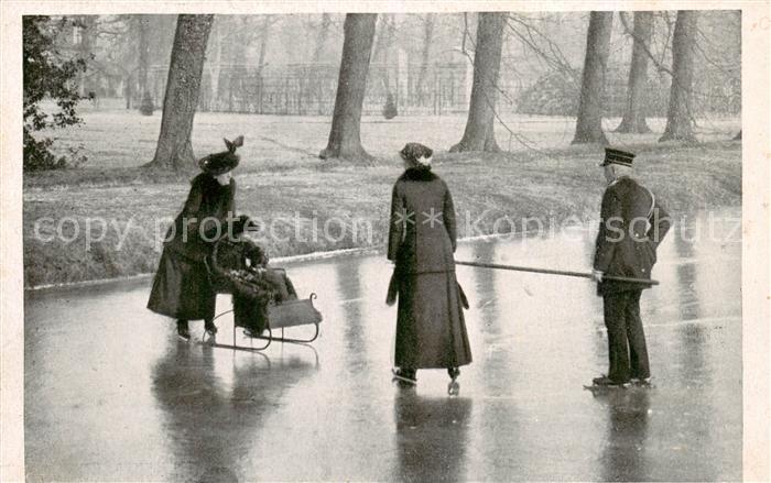 S-Gravenhage Den Haag NL HM de Koningin en HKH Prinses Juliana schaatsen rijdend