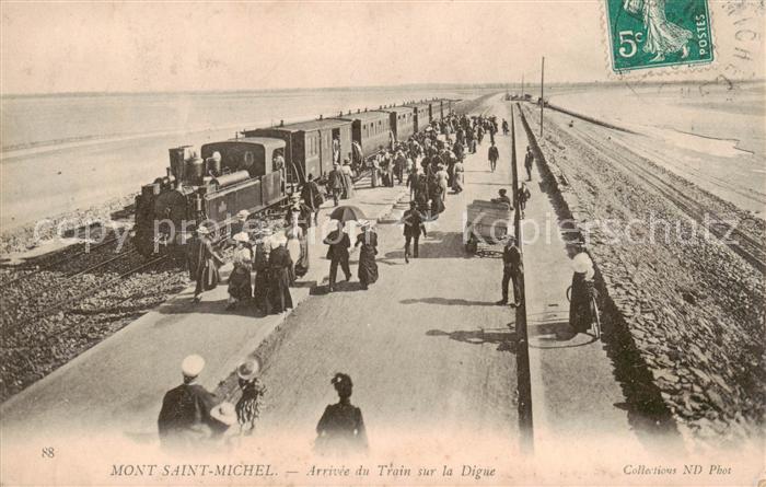 Mont-Saint-Michel Arrivee du Train sur la Digue