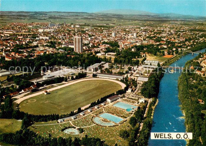 Wels Oberoesterreich AT Fliegeraufnahme mit Messegelaende und Stadion an der Tra