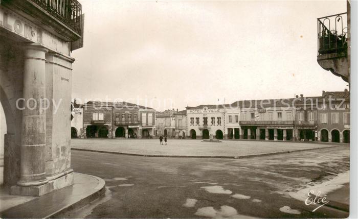Sauveterre-de-Guyenne 33 Gironde Place de l Hôtel de Ville
