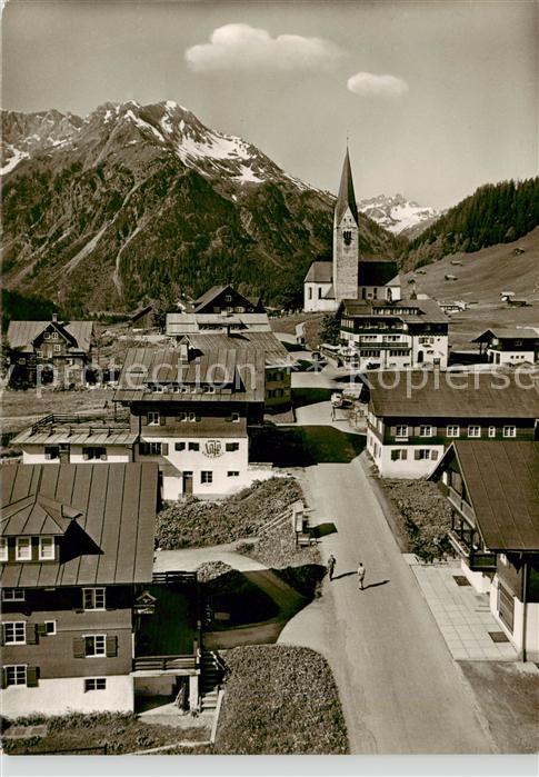 Mittelberg Kleinwalsertal AT Ortspartie mit Kirche und Gr Widderstein