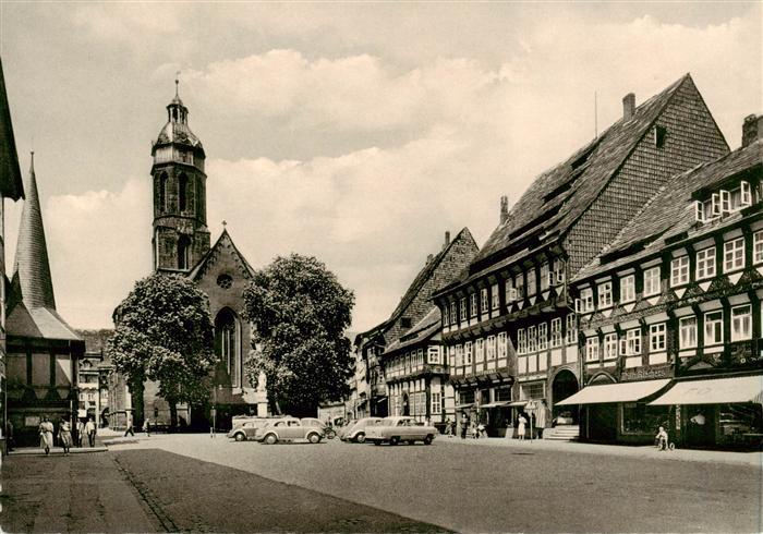 Einbeck Niedersachsen Marktplatz Blick zur Kirche Fachwerkhaeuser