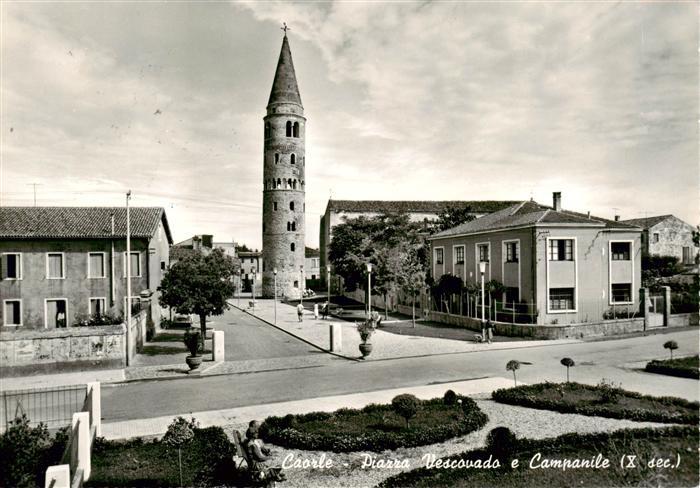 Caorle Veneto IT Piazza Vescovado e Campanile Erzbistumsplatz und Glockenturm 10