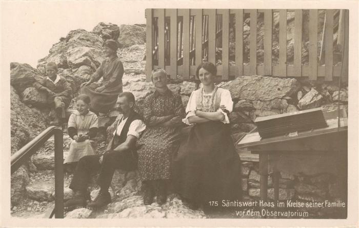 Saentis 2504m AR Saentiswart Haas im Kreise seiner Familie vor dem Observatorium