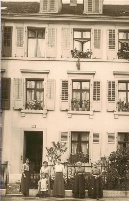 Basel BS Wohnhaus Familien-Gruppenbild