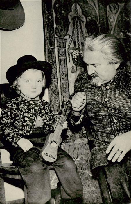 Burg Sternberg Lippe Instrumentenbau Peter Harlan mit seinem juengsten Sohne