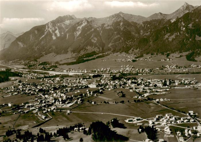 Reutte Tirol Fliegeraufnahme mit Gaichtspitze Hahnenkamm und Schneid