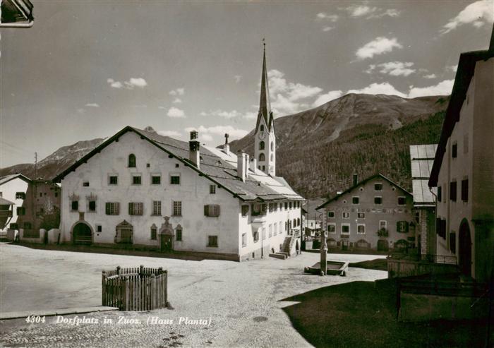 Zuoz GR Dorfplatz Blick zur Kirche
