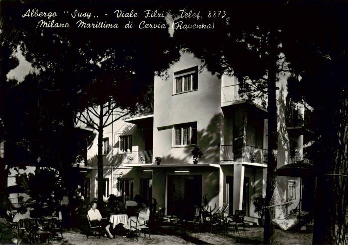 Cervia IT Esterno dell’albergo con vosto parco
