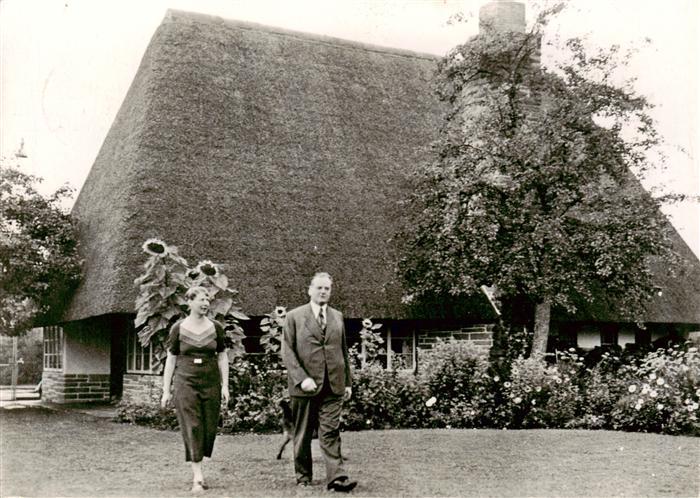 Rueschlikon ZH Das Strohhaus 1932 mit den beiden Stiftern