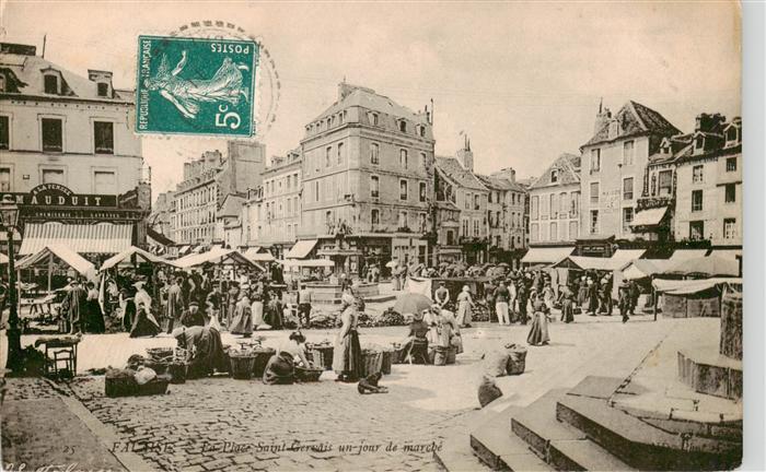 Falaise  14 Calvados La Place Saint Gervais un jour de march