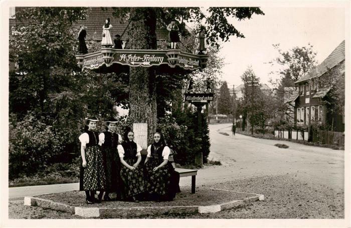 St Maergen Dorflinde mit Wegweiser und Schwarzwaelder Trachtenfrauen