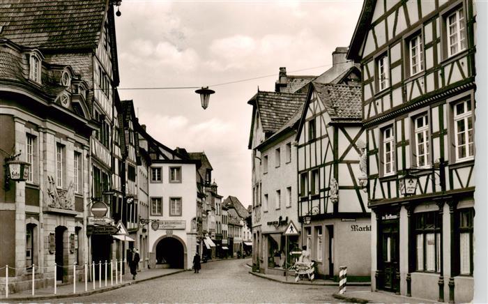 Ahrweiler Ahr Markt mit Blick zur Niederhutstrasse Altstadt Fachwerkhaeuser