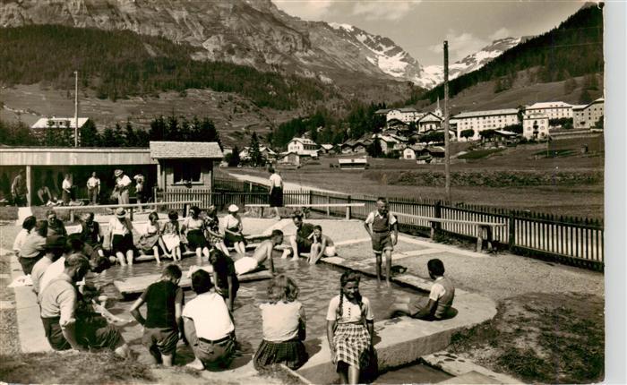 Leukerbad Loueche-les-Bains VS Touristen und Spaziergaenger nehmen ein Fussbad a