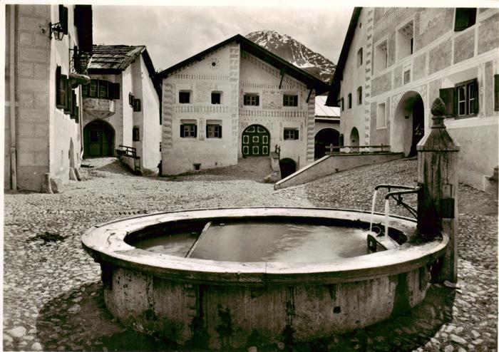 Guarda GR Dorfplatz mit Brunnen