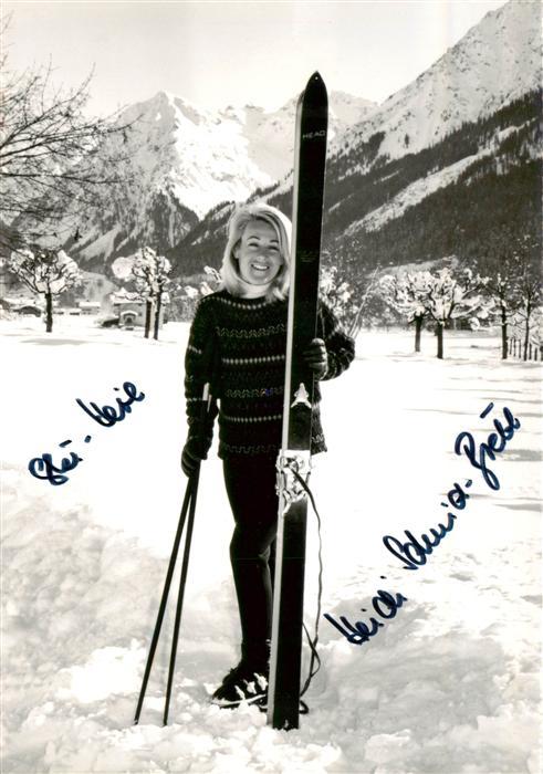 Klosters GR Panorama mit Skilaeuferin Heidi Schmid