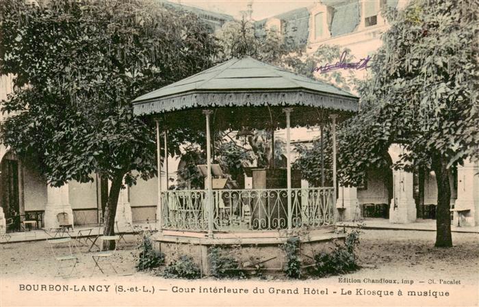 Bourbon-Lancy 71 Saone-et-Loire Cour intérieure du Grand Hôtel Kiosque à musique