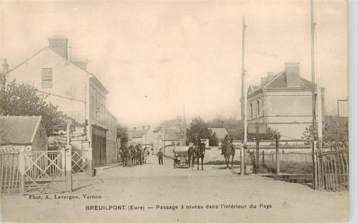Breuilpont 27 Eure Passage a niveau dans l’interieur du Pays