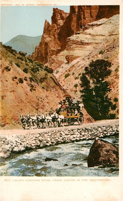 Postkutsche 88I6 Along Gardiner River