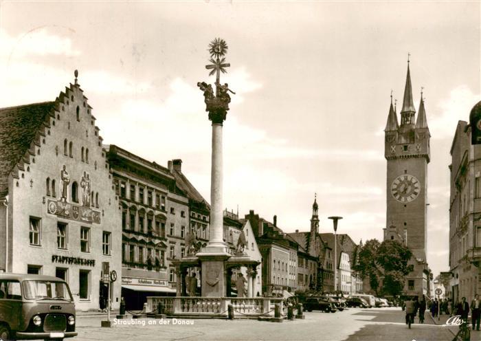 Straubing Stadtplatz mit Stadtsparkasse Pestsaeule