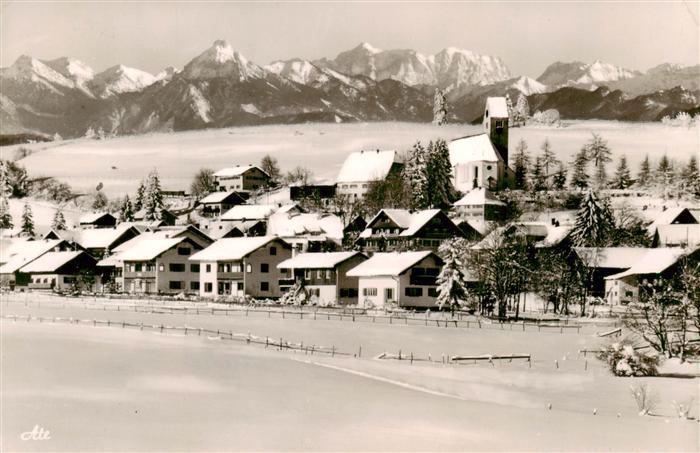 Mittelberg Oy Allgaeu Ortsansicht mit Kirche mit Saeuling und Zugspitze Winterpa