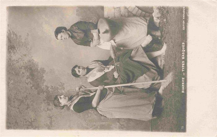 BIARRITZ 64 Pyrenees Atlantiques Types Basques Costumes