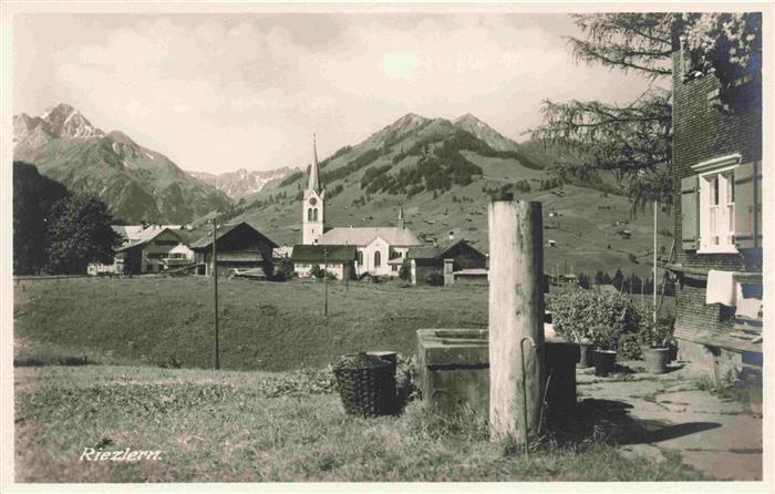 Riezlern Kleinwalsertal Vorarlberg Brunnen Blick zur Kirche
