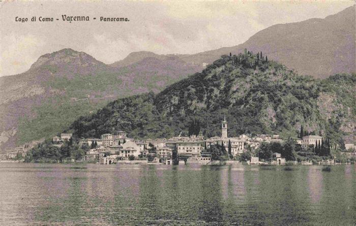 Varenna Lago di Como IT Panorama Blick ueber den Comer See