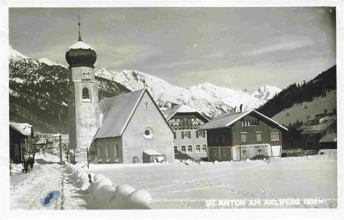St Anton Arlberg Tirol AT Ortsansicht mit Kirche Winterlandschaft