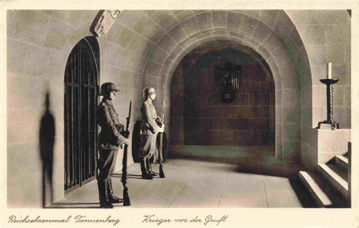 Hohenstein Ostpreussen Reichsehrenmal Tannenberg Krieger vor der Gruft