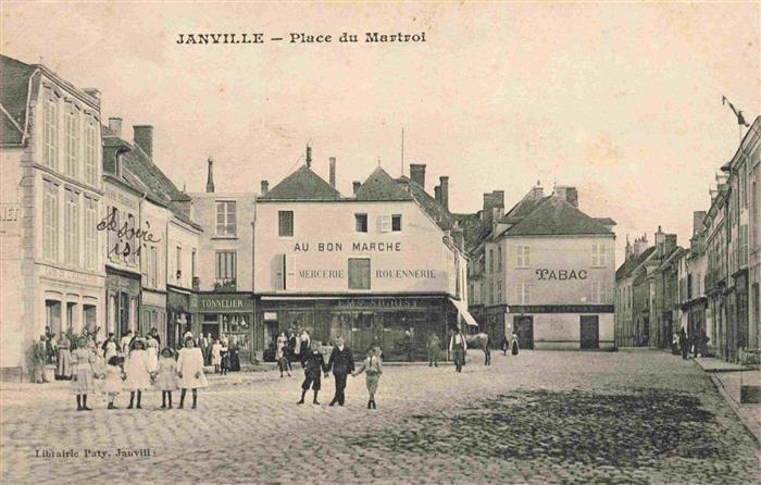 Janville 28 Eure-et-Loir Place du Martroi
