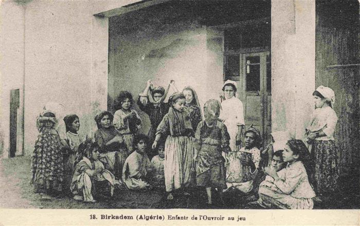 Birkadem Algerie Enfante de l'Ouvroir au jeu
