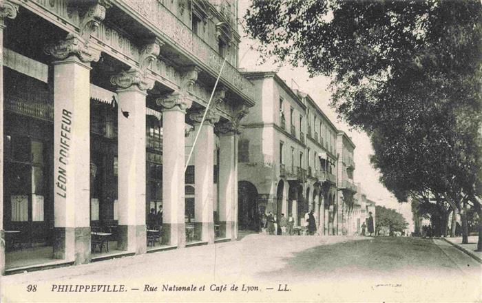Philippeville Belgie Rue Nationale et Cafe de Lyon