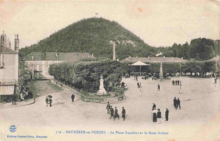Bruyeres-en-Vosges 88 Place Stanislas et le Mont Avison